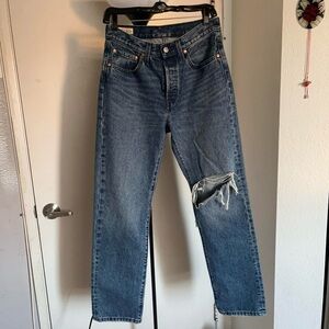 Distressed straight leg Levi’s